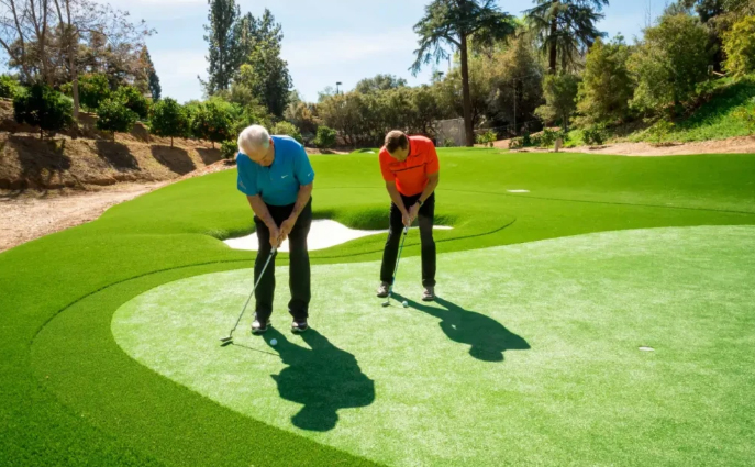 Deux joueurs pratiquant le Putting-Game sur un green